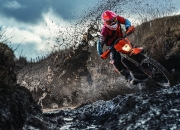 开云APP-橙色的逆袭，从荷兰终结罗马到加克波在西甲国家德比接管比赛