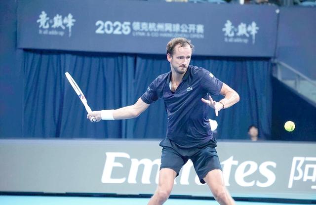 美国网球队逆转世界网球队,梅德韦杰夫统治全场的简单介绍 美国网球队逆转世界网球队,梅德韦杰夫统治全场的简单介绍