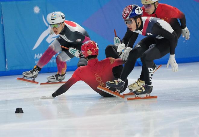 日本选手勇夺短道速滑比赛银牌