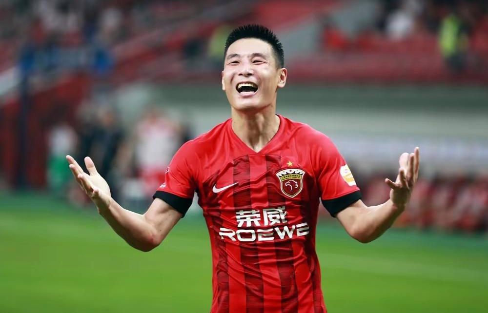 场上硝烟弥漫,球员斗志昂扬的简单介绍 场上硝烟弥漫,球员斗志昂扬的简单介绍