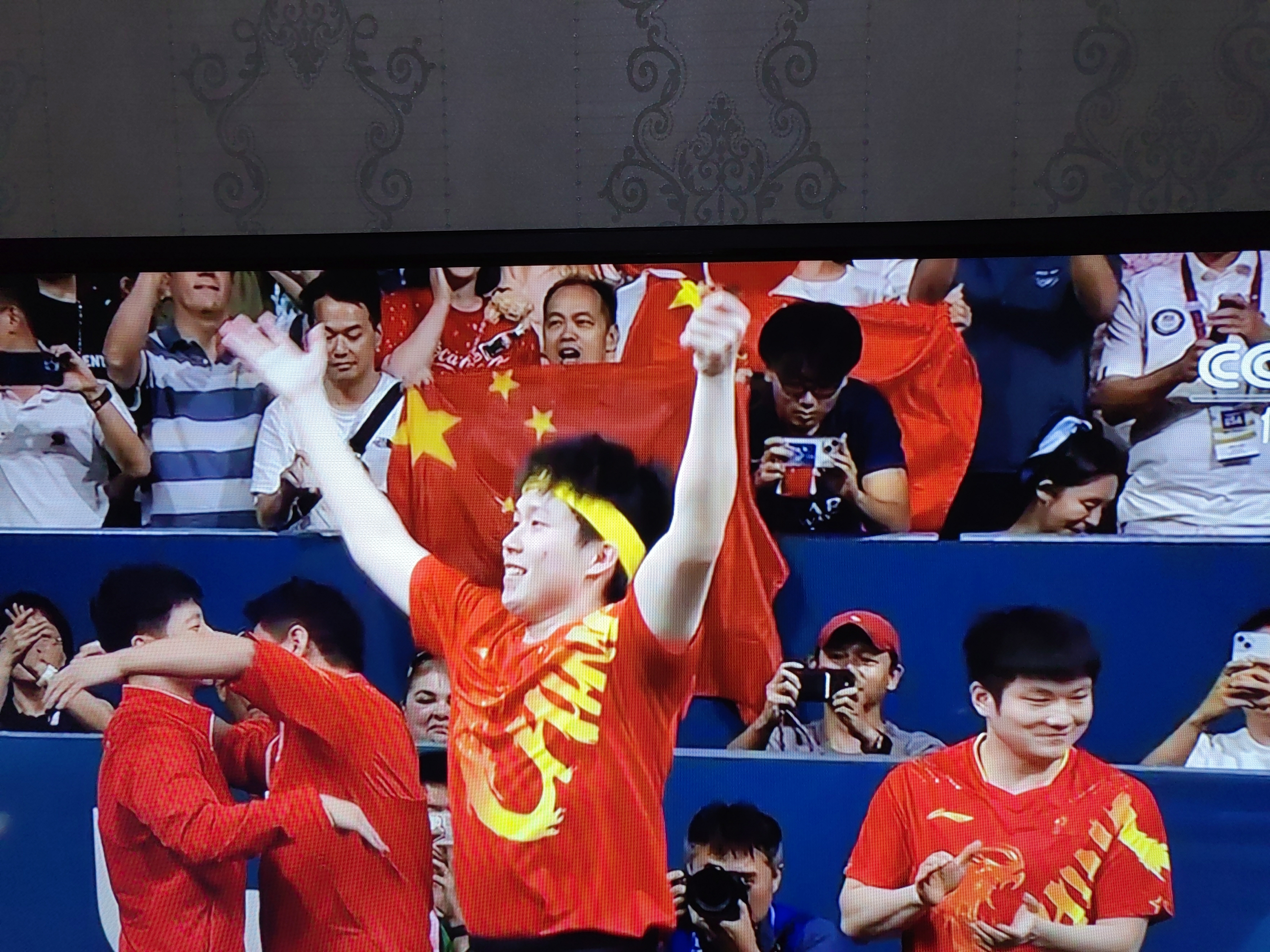 强队击败劲敌，成功卫冕冠军