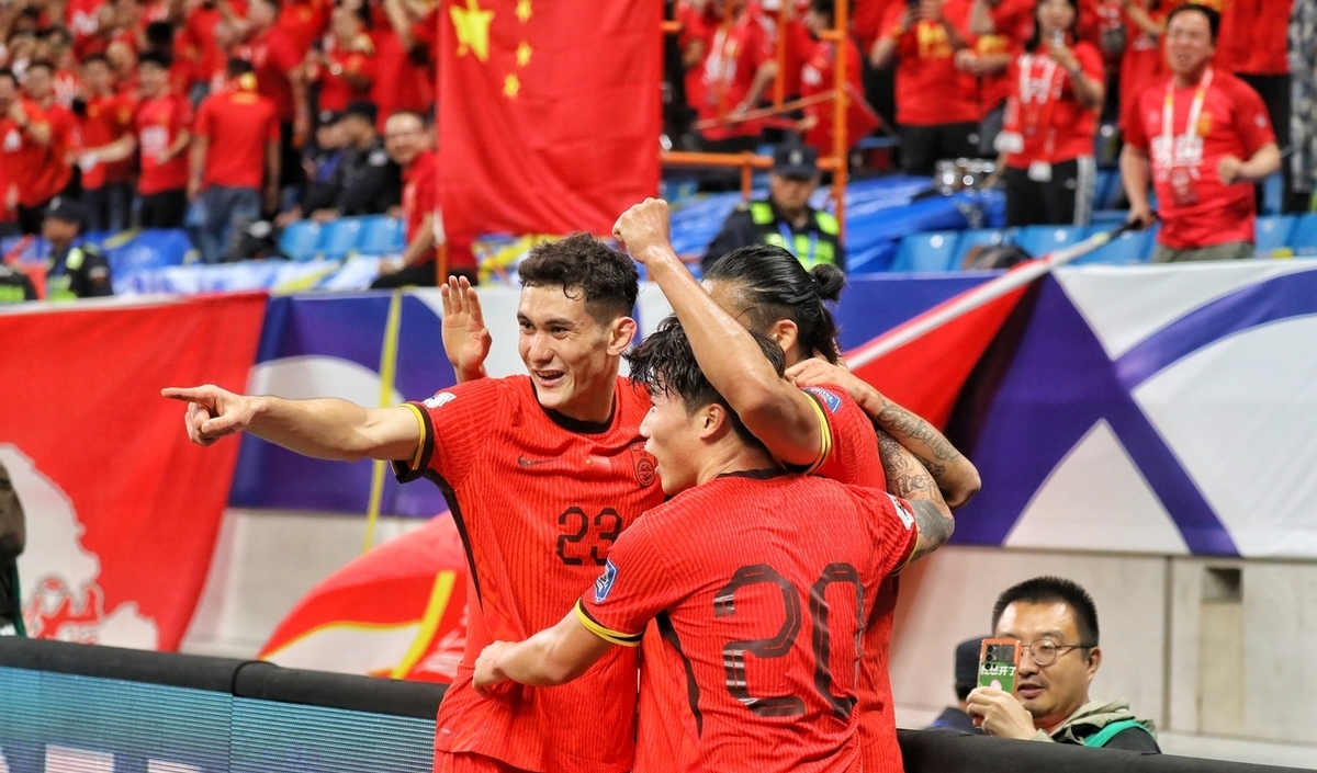 一轮热血足坛大战，大连一方大胜对手