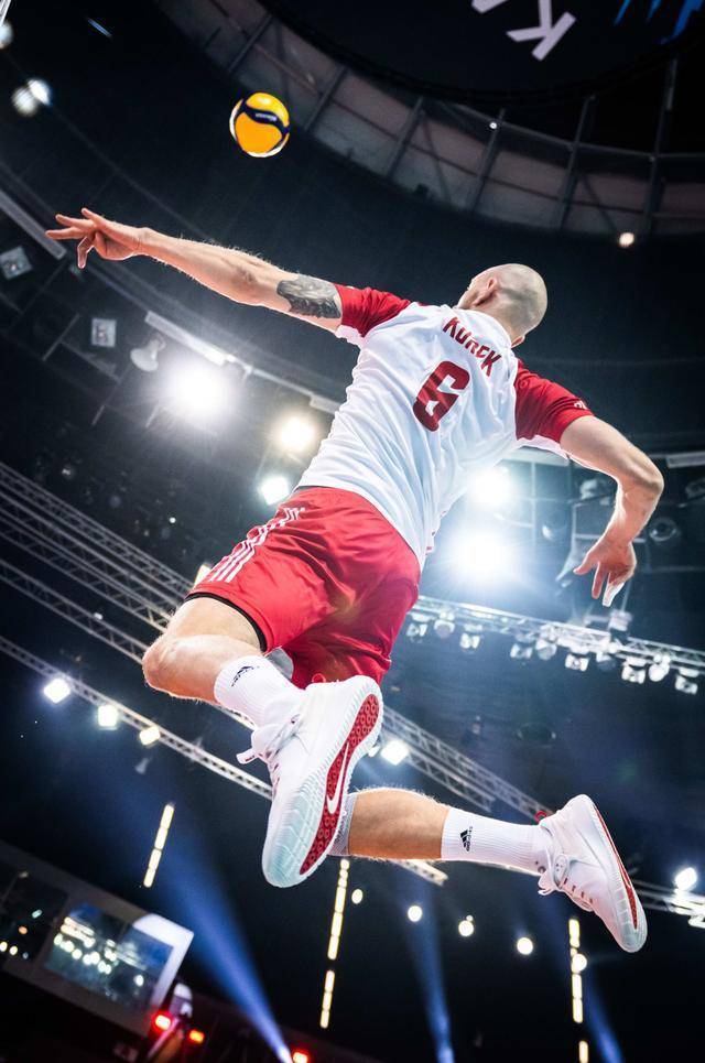 波兰队险胜葡萄牙队，王皓点燃赛场