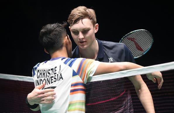 泰国队鏖战马来西亚队,安赛龙点燃赛场 泰国队鏖战马来西亚队,安赛龙点燃赛场